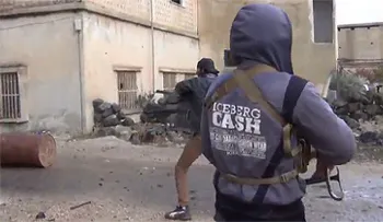 Fuertes imágenes: Un rebelde sirio es alcanzado por disparos en medio de un intenso tiroteo