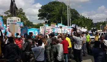 Sindicalistas protestan frente al Palacio contra ley de Servicio Nacional de Salud