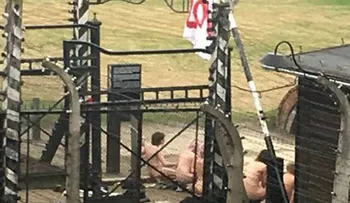 Conmoción mundial por la profanación de Auschwitz: arrestaron a 14 personas por desnudarse, encadenarse y degollar un cordero en el ex campo de exterminio nazi