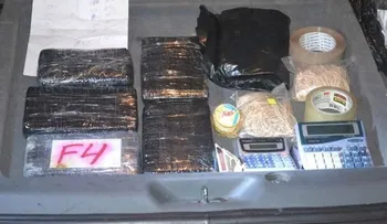 DNCD decomisa 5 paquetes de cocaína en una yipeta en Los Cacicazgos