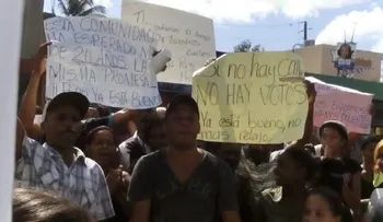En Punta de Villa Mella protestan por mal estado de calles