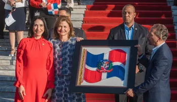 Vicepresidenta Raquel Peña encabeza acto de homenaje a la bandera nacional