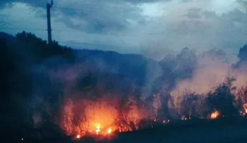 Humo por incendio en autopista Duarte dificulta visibilidad a conductores