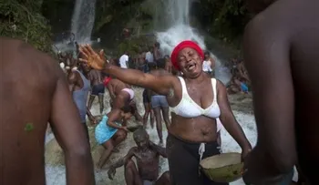 Haitianos celebran rito vudú en una cascada