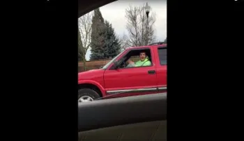 Despiden un plomero por insultar a una mujer árabe (creyendo que era hispana) (VIDEO)