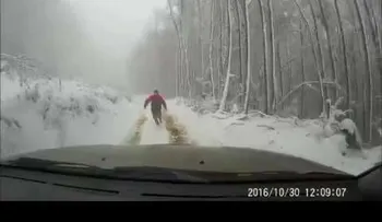 Olvida poner el freno de mano y su coche le dice "adiós"