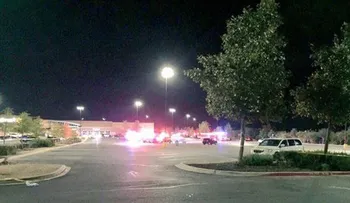 Encuentran 8 muertos dentro de camión estacionado en un Wal-Mart en Texas
