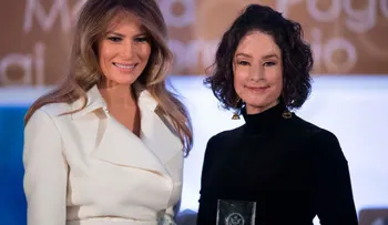Melania Trump le entregó un reconocimiento a Natalia Ponce de León, víctima de ataque con ácido