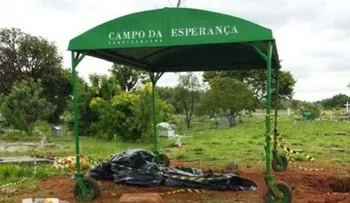 Cura cae a tumba cuando realizaba un entierro en Brasil 