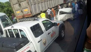Triple choque deja cinco muertos y al menos 30 heridos en Baní, municipio cabecera provincia Peravia, República Dominicana