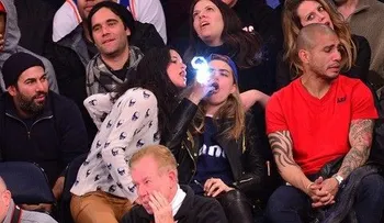 Fotos: Michelle Rodriguez borracha y besandose con la modelo Cara Delevingne en partido de los Knicks