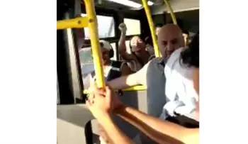 "ICE debe llevarse a sus hijos", dice una pasajera de autobús a otra con un velo en la cabeza