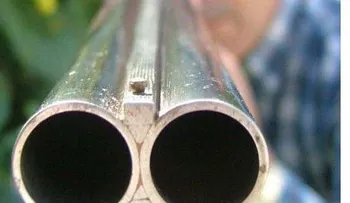 Matan dos hombres desde vehículo en movimiento