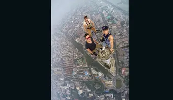 Rooftopping, el pasatiempo extremo de escalar edificios con las manos