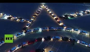Estos 600 autos alineados formaron algo que solo se puede ver desde las alturas