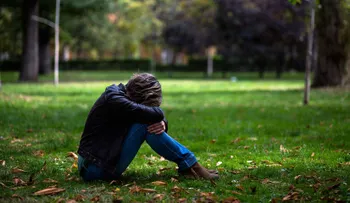 Jóvenes que se autolesionan son más propensos a hacer delitos violentos