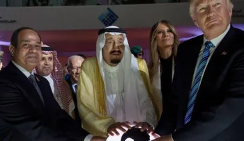 Trump toca un globo terráqueo en Arabia Saudita e internet enloquece
