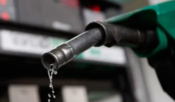 Bajan precios combustibles; gasolina regular 4 pesos, la premium 3
