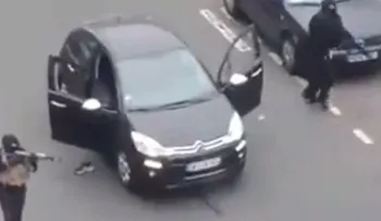 Primeras imágenes del ataque contra sede de una revista satírica en París (VIDEO FUERTE)