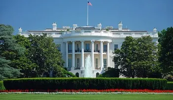 Trump quiere que le pintaran la Casa Blanca antes del 20 de enero...jajaja...