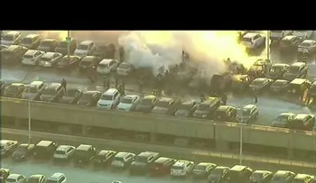 Gigantesco incendio afecta aeropuerto de Newark en Nueva Jersey; daña decena de vehículos