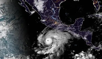 Huracán Vance sube a categoría 2 frente a Guerrero y amenaza con lluvias a Michoacán, Guerrero y Oaxaca