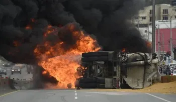 Camión se incendia en autopista Las Américas