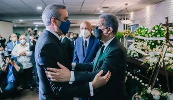Presidente Abinader acude expresar condolencias al expresidente Fernández por fallecimiento de su madre
