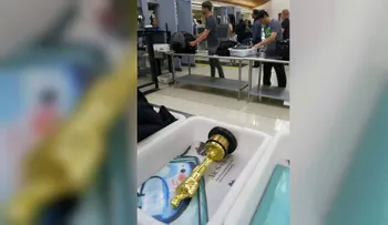 ¿Qué pasa cuando intentas llevar un premio Oscar en un vuelo?