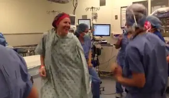 Video: mujer baila en el quirófano minutos antes de someterse a una doble mastectomía