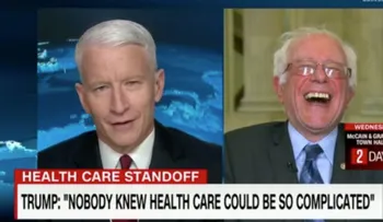 Sanders se burla de que Trump haya dicho que nadie sabía que el sistema de salud era "tan complicado"