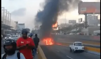 Un vehículo se incendia en túnel de la 27 de Febrero