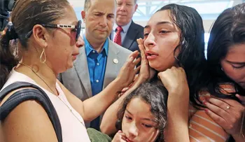 Una organización respaldada por Mark Zuckerberg ayuda a familias de inmigrantes separadas