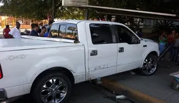 Camioneta colisiona con 4 de 5 vehículos y destruye parada de la Omsa