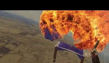 Prende fuego a su propio paracaídas en pleno vuelo (VIDEO)