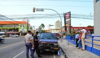 Camioneta del 911 choca yipeta al cruzar en rojo cuando acudía a llamada 