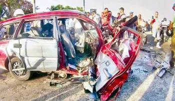 Dos muertos y tres heridos al chocar dos carros