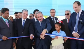  Danilo Medina entrega una estancia infantil y 13 aulas nuevas en Barahona