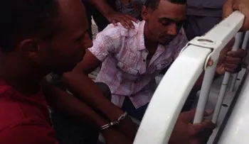 Turba intenta linchar acusado de asesinar y quemar a un hombre en Dajabón