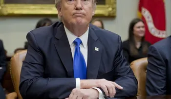 Gobierno de Trump prepara normas sobre baños para LGBT 