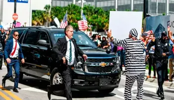 Hombre detenido por cruzarse en camino de Trump con cartel de "Enciérrenlo" dice que valió la pena