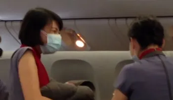 Una mujer da a luz en pleno vuelo (VIDEO) 