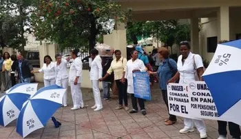 Médicos realizan cadenas humanas en hospitales 
