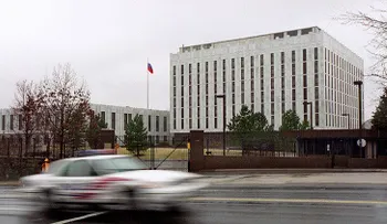 Conflicto: EE.UU. expulsa a 35 diplomáticos rusos y cierra dos supuestos complejos de Inteligencia