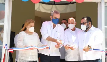 Gobierno reanuda construcción acueducto de Tireo y entrega centro tecnológico
