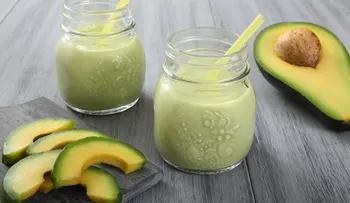 Batidos de aguacate y piña; batidos de aguacate y manzana; batido de aguacate y yogur