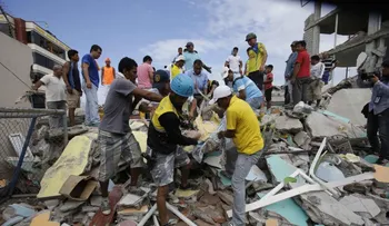 Ecuador devastado por fuerte terremoto; deja al menos 272 muertes
