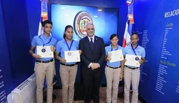 Miguel Vargas reconoce a estudiantes meritorios como "Embajadores Estudiantiles Honoríficos"