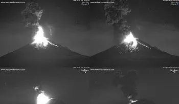 Una espectacular explosión del volcán Popocatépetl durante la noche