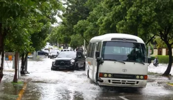 Lluvias colapsan puente en Monte Plata, inundan el sur y crecen ríos; aguaceros continuarán